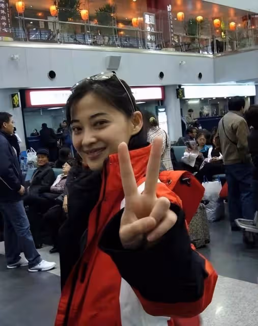 47歲梅婷罕現身！穿黑棉襖打扮樸素開心大笑，素顏模仿戲劇節海報