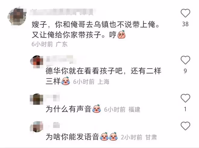 47歲梅婷罕現身！穿黑棉襖打扮樸素開心大笑，素顏模仿戲劇節海報