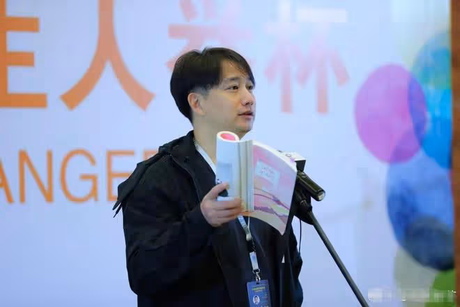 47歲梅婷罕現身!穿黑棉襖打扮樸素開心大笑,素顏模仿戲劇節海報