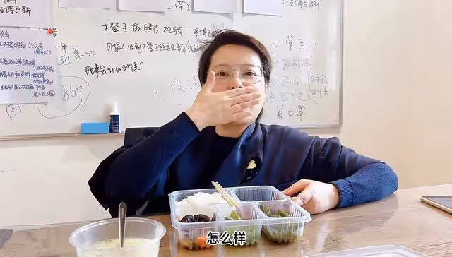 50歲袁立曬日常!坐2元公交上班午餐四菜一湯,吃大塊肥肉不怕胖
