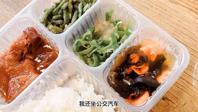 50歲袁立曬日常!坐2元公交上班午餐四菜一湯,吃大塊肥肉不怕胖