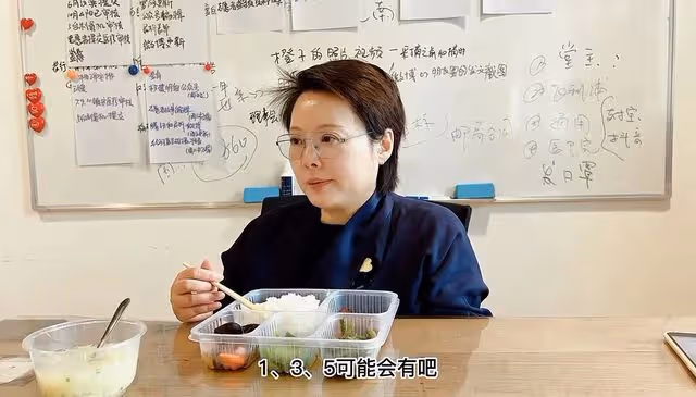 50歲袁立曬日常!坐2元公交上班午餐四菜一湯,吃大塊肥肉不怕胖