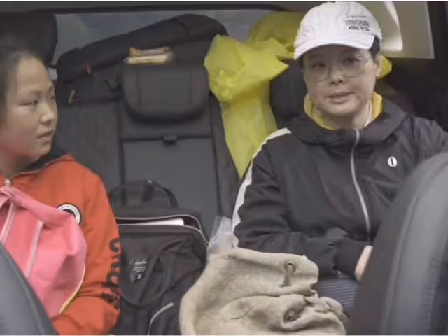 50歲袁立曬日常!坐2元公交上班午餐四菜一湯,吃大塊肥肉不怕胖