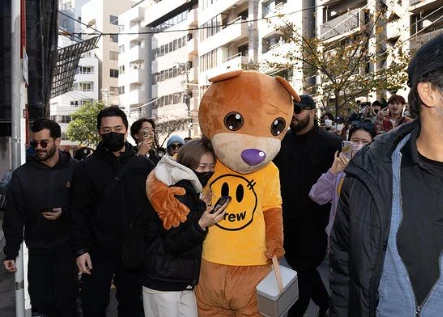 加拿大明星比伯閒逛被拍 又被「它」搶鏡了
