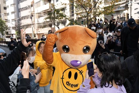 加拿大明星比伯閒逛被拍 又被「它」搶鏡了