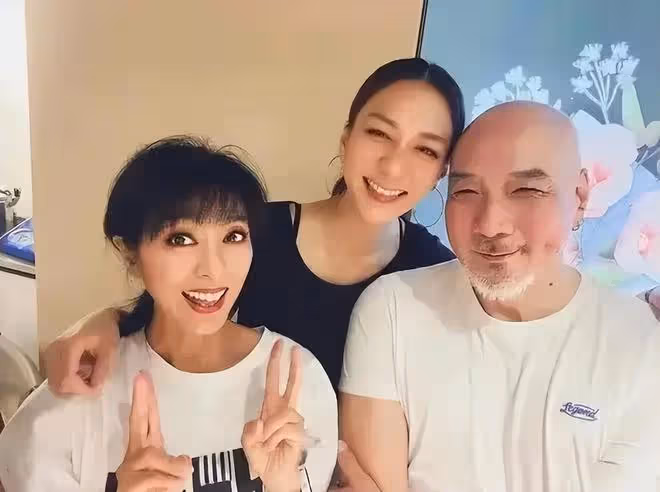 雪梨真大度，與徐少強吃飯合影，兒女也傾佩他，比王寶釧還戀愛腦