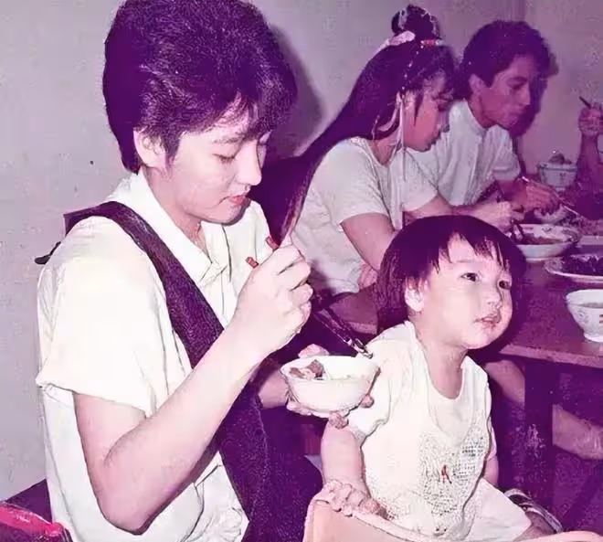 雪梨真大度，與徐少強吃飯合影，兒女也傾佩他，比王寶釧還戀愛腦