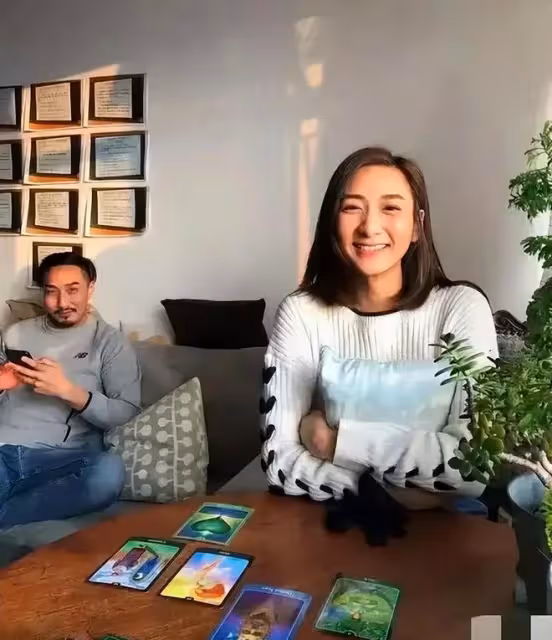 雪梨真大度，與徐少強吃飯合影，兒女也傾佩他，比王寶釧還戀愛腦