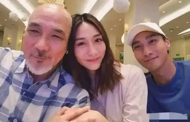 雪梨真大度，與徐少強吃飯合影，兒女也傾佩他，比王寶釧還戀愛腦