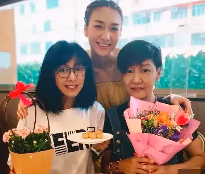雪梨真大度，與徐少強吃飯合影，兒女也傾佩他，比王寶釧還戀愛腦