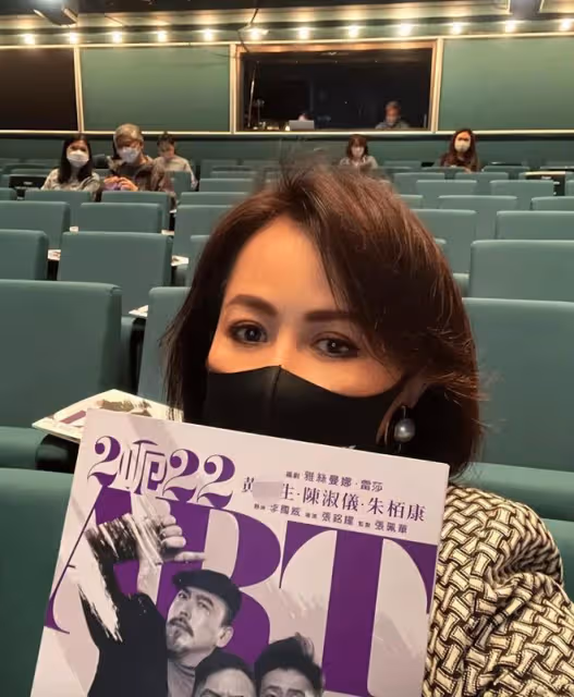 劉嘉玲與劣質藝人合影，大力宣傳還為其撐場面，被全網熱議罵慘！