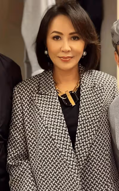 劉嘉玲與劣質藝人合影，大力宣傳還為其撐場面，被全網熱議罵慘！