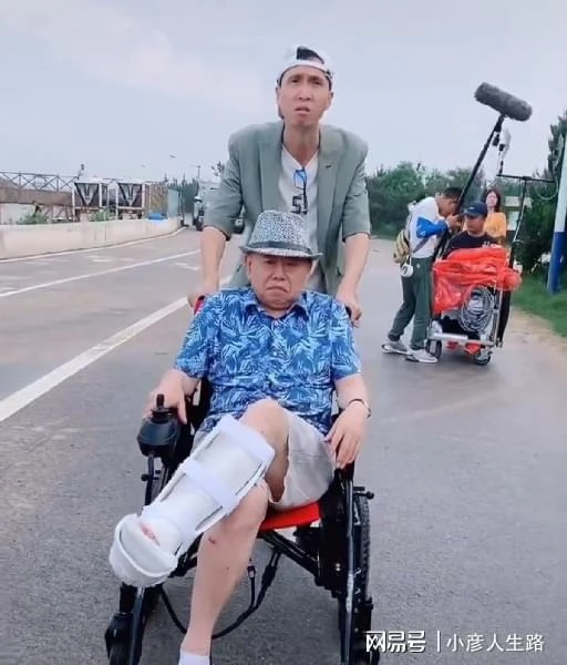 知名導演挑戰國安隊！65歲潘長江坐輪椅單腿能踢贏，太諷刺引熱議
