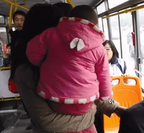 4歲女兒公車上被逼讓座「孩子你起來，阿姨站著很累」，媽媽當場霸氣回懟，乘客：乾得漂亮