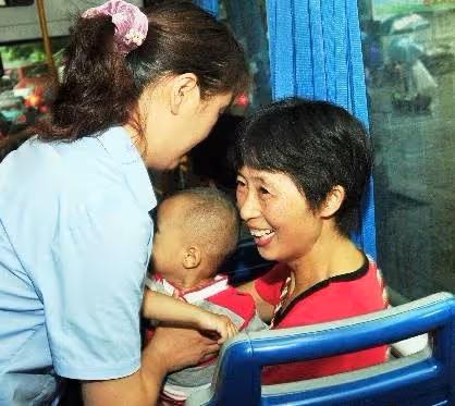 4歲女兒公車上被逼讓座「孩子你起來，阿姨站著很累」，媽媽當場霸氣回懟，乘客：乾得漂亮