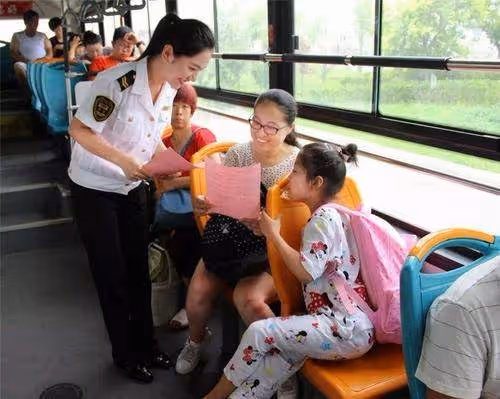 4歲女兒公車上被逼讓座「孩子你起來，阿姨站著很累」，媽媽當場霸氣回懟，乘客：乾得漂亮