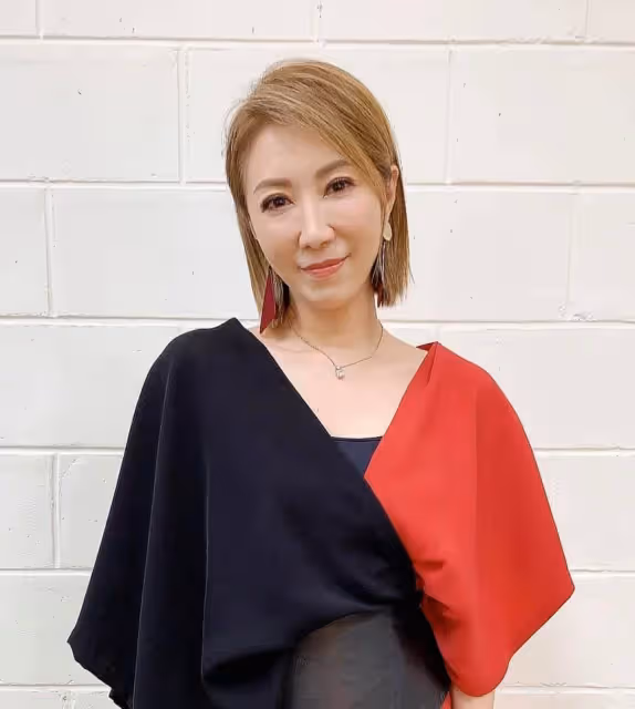 星途崎嶇不順！53歲歌後李翊君「超商大夜班打工」辛苦養家，慘曝「苦澀心路歷程」：再苦也要撐下去！
