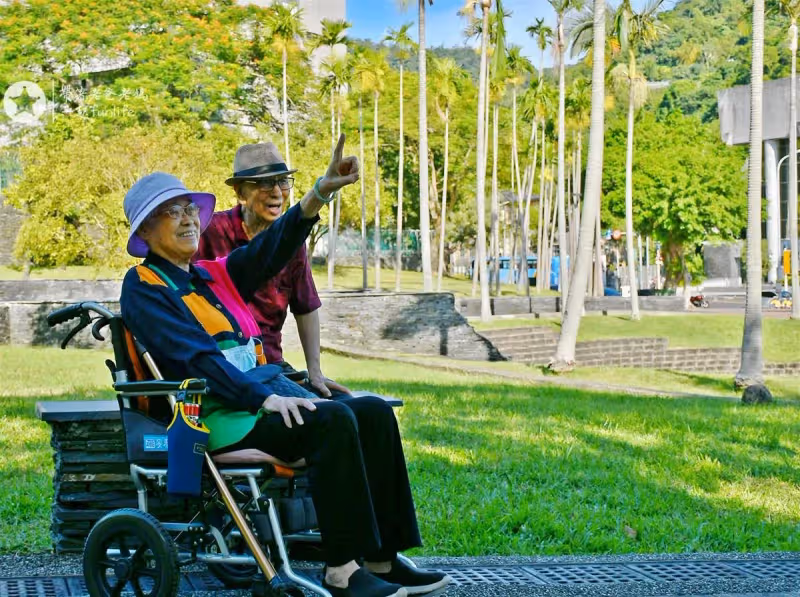 56歲公務員「棄高薪提前退休」帶90歲父母環島，7年後感嘆「人生已及格」網暴贊：為人子女都該學學