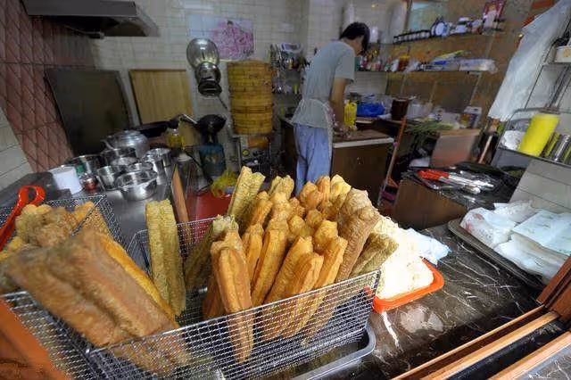 五歲男寶放學去買雪糕「一去不回」，十八年後的「一杯豆漿」，兒子認出親媽