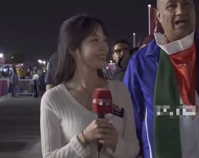 韓美女主持直播世界盃被騷擾！遭外國球迷包圍強摟，無奈保持微笑