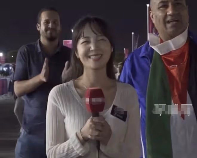 韓美女主持直播世界盃被騷擾！遭外國球迷包圍強摟，無奈保持微笑