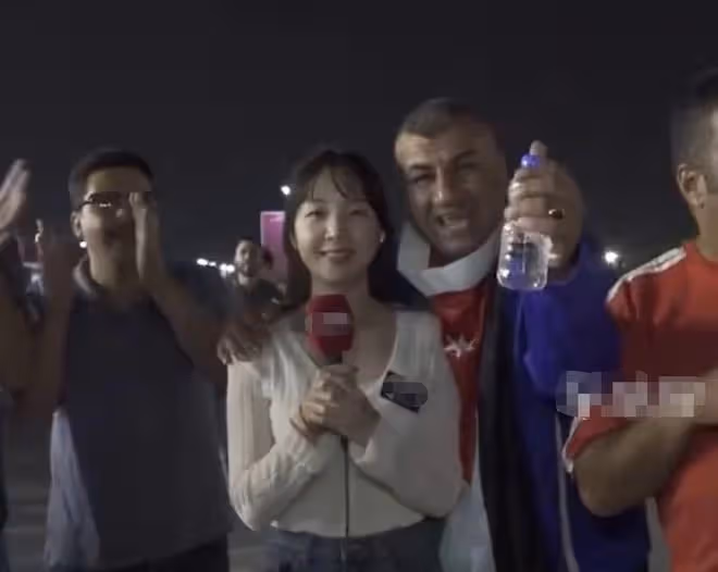 韓美女主持直播世界盃被騷擾！遭外國球迷包圍強摟，無奈保持微笑
