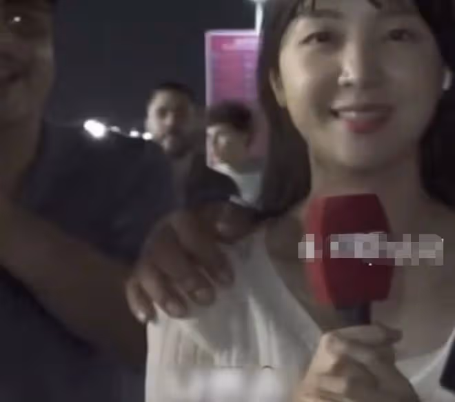 韓美女主持直播世界盃被騷擾！遭外國球迷包圍強摟，無奈保持微笑