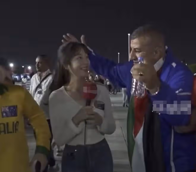韓美女主持直播世界盃被騷擾！遭外國球迷包圍強摟，無奈保持微笑