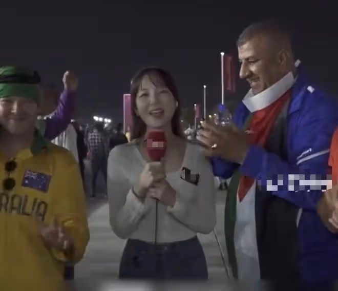 韓美女主持直播世界盃被騷擾！遭外國球迷包圍強摟，無奈保持微笑