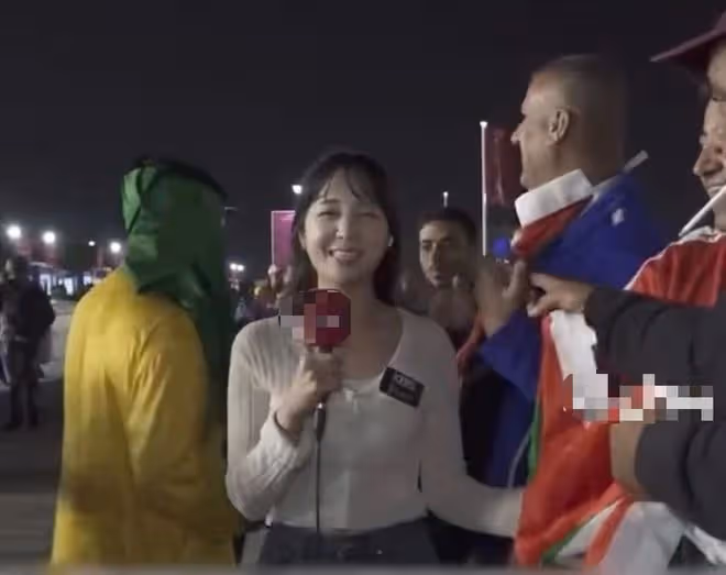 韓美女主持直播世界盃被騷擾！遭外國球迷包圍強摟，無奈保持微笑