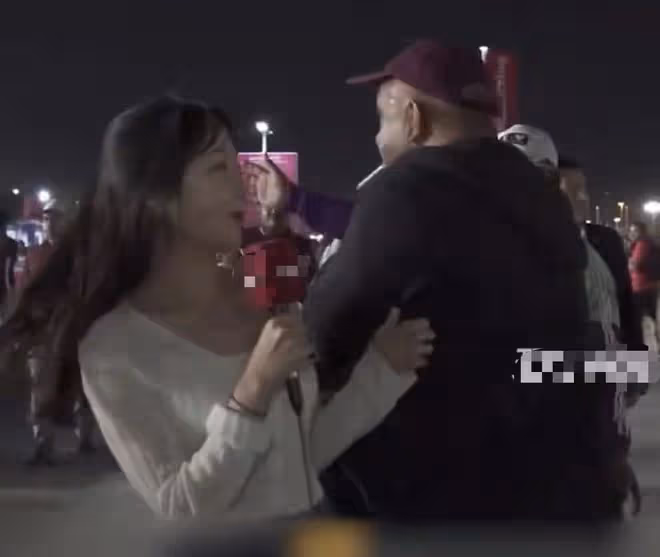 韓美女主持直播世界盃被騷擾！遭外國球迷包圍強摟，無奈保持微笑