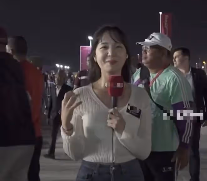 韓美女主持直播世界盃被騷擾！遭外國球迷包圍強摟，無奈保持微笑