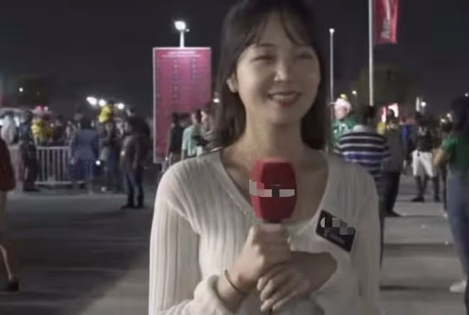韓美女主持直播世界盃被騷擾！遭外國球迷包圍強摟，無奈保持微笑