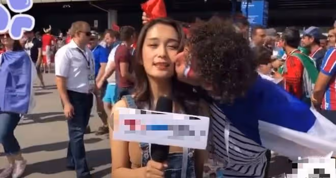 韓美女主持直播世界盃被騷擾！遭外國球迷包圍強摟，無奈保持微笑