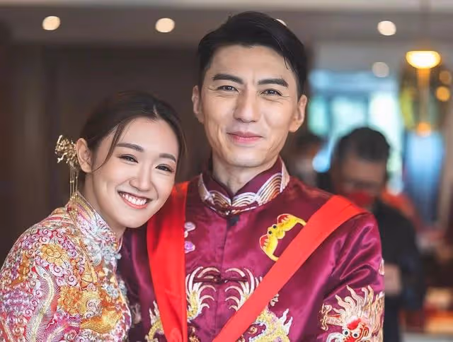 TVB知名男星曬照慶祝結婚兩周年！娶富家千金，遭網友調侃吃軟飯