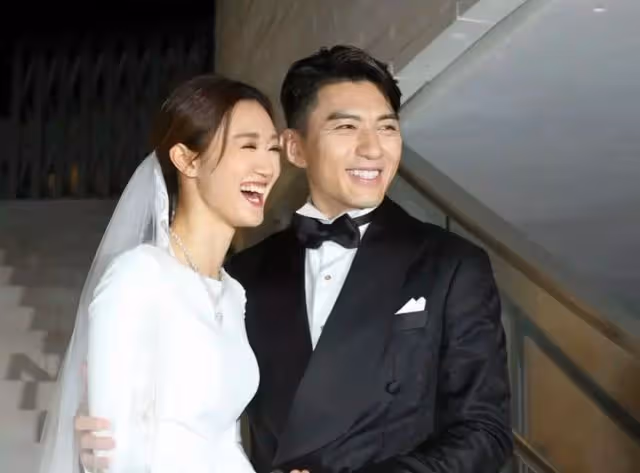 TVB知名男星曬照慶祝結婚兩周年！娶富家千金，遭網友調侃吃軟飯