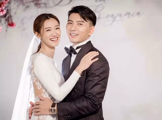TVB知名男星曬照慶祝結婚兩周年！娶富家千金，遭網友調侃吃軟飯