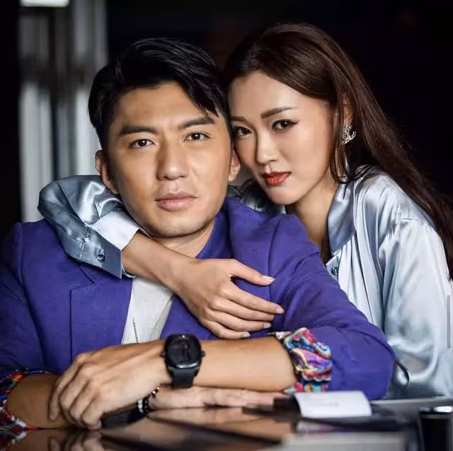 TVB知名男星曬照慶祝結婚兩周年！娶富家千金，遭網友調侃吃軟飯