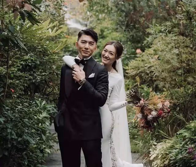 TVB知名男星曬照慶祝結婚兩周年！娶富家千金，遭網友調侃吃軟飯