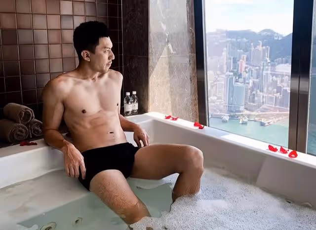 TVB知名男星曬照慶祝結婚兩周年！娶富家千金，遭網友調侃吃軟飯