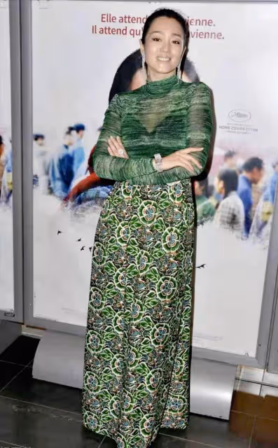 「鞏俐」不愧是國際女神，穿綠色長裙優雅時髦，也只有她能撐得住