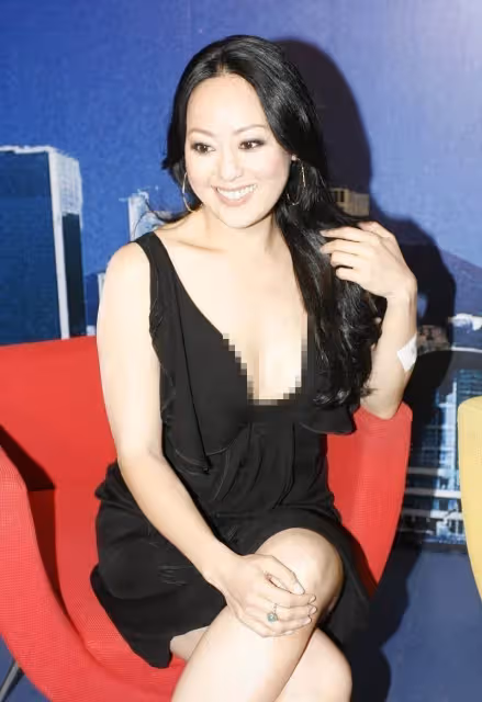 章小蕙真是貴氣女人，穿黑色荷葉邊裙風情萬種，59歲臉上飽滿無皺紋：比年輕時更有韻味