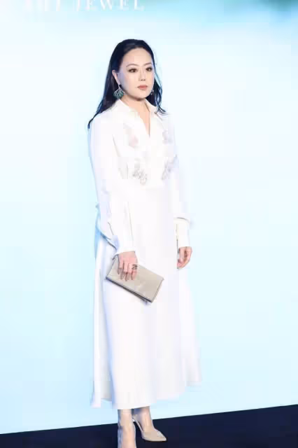 章小蕙真是貴氣女人，穿黑色荷葉邊裙風情萬種，59歲臉上飽滿無皺紋：比年輕時更有韻味