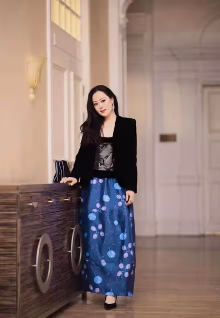 章小蕙真是貴氣女人，穿黑色荷葉邊裙風情萬種，59歲臉上飽滿無皺紋：比年輕時更有韻味