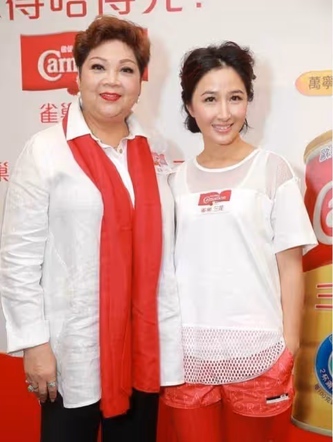 張家輝妻子很會吸引眼球，把騎行褲穿在短褲裡面，紅色衣服搶眼又熱情，根本看不出58歲