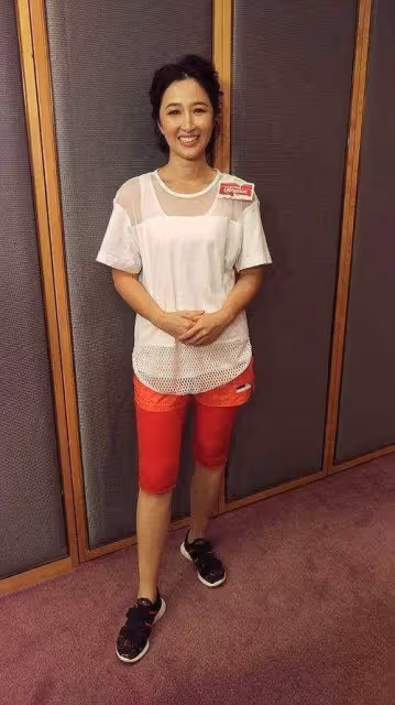 張家輝妻子很會吸引眼球，把騎行褲穿在短褲裡面，紅色衣服搶眼又熱情，根本看不出58歲