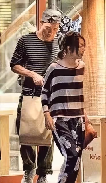 鄭秀文夫婦逛街照曝光！太瘦走路像大佬，穿情侶裝卻似兄弟倆，網友：太養眼