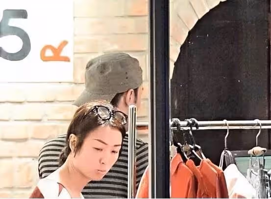 鄭秀文夫婦逛街照曝光！太瘦走路像大佬，穿情侶裝卻似兄弟倆，網友：太養眼