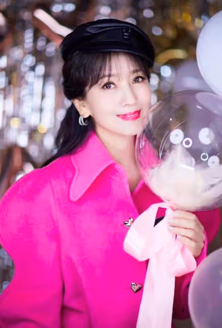 趙雅芝慶生照太嫩了，粉大衣配黑絲女人味十足，年近七十保養巨好