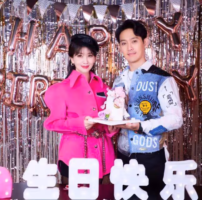 趙雅芝慶生照太嫩了，粉大衣配黑絲女人味十足，年近七十保養巨好